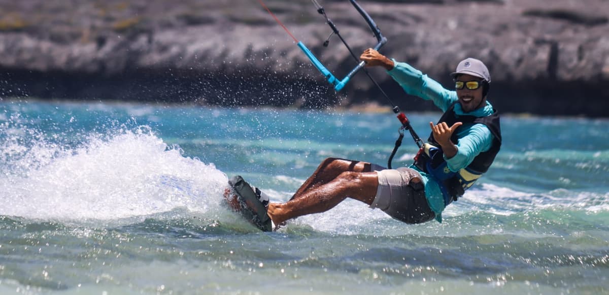 Planche de kitesurf dans les vagues de la Baie de Sakalava