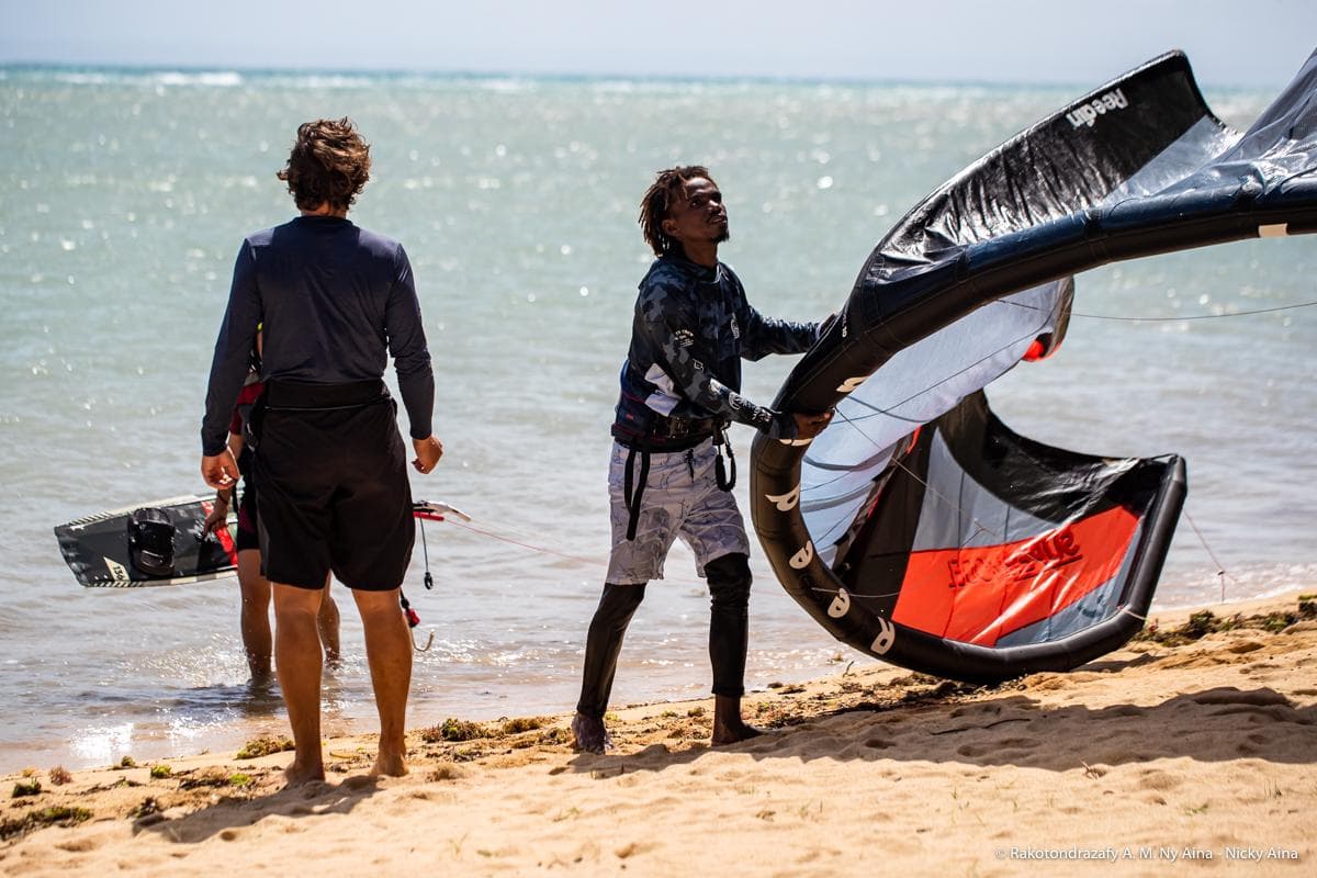 Élève apprenant le kitesurf avec instructeur Pure Wind Madagascar