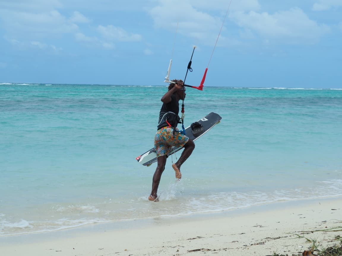 Acrobatie kitesurf sur les vagues de Madagascar